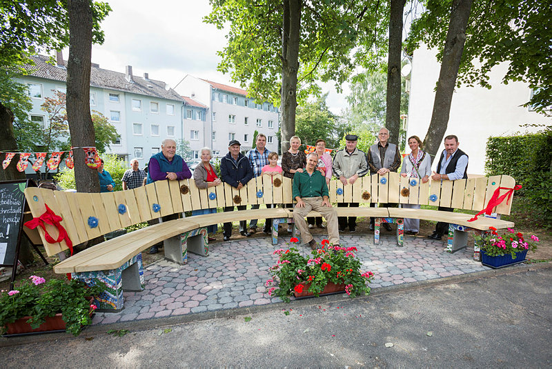 Die Bewohnerinitiative Dr.-Kopp-Str baute die Sitzbank 