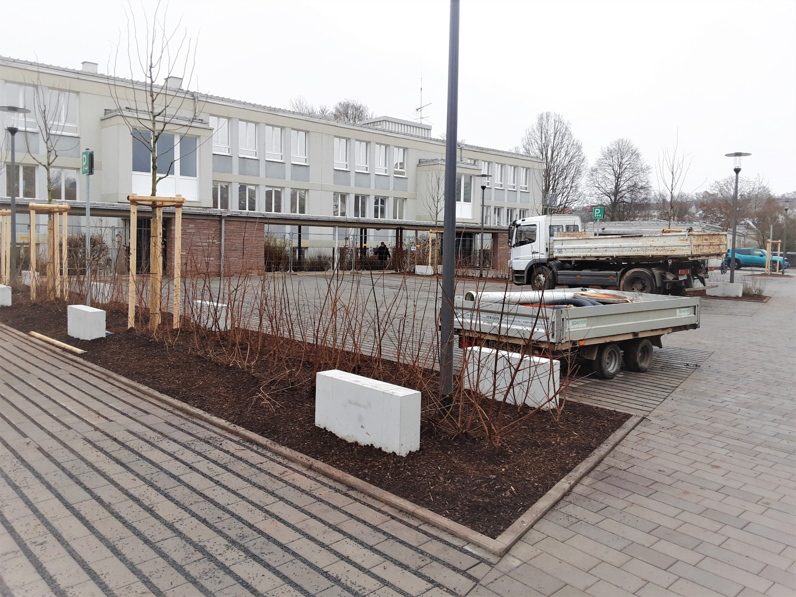 Parkplatz und Begrünung vor dem Bürgerzentrum