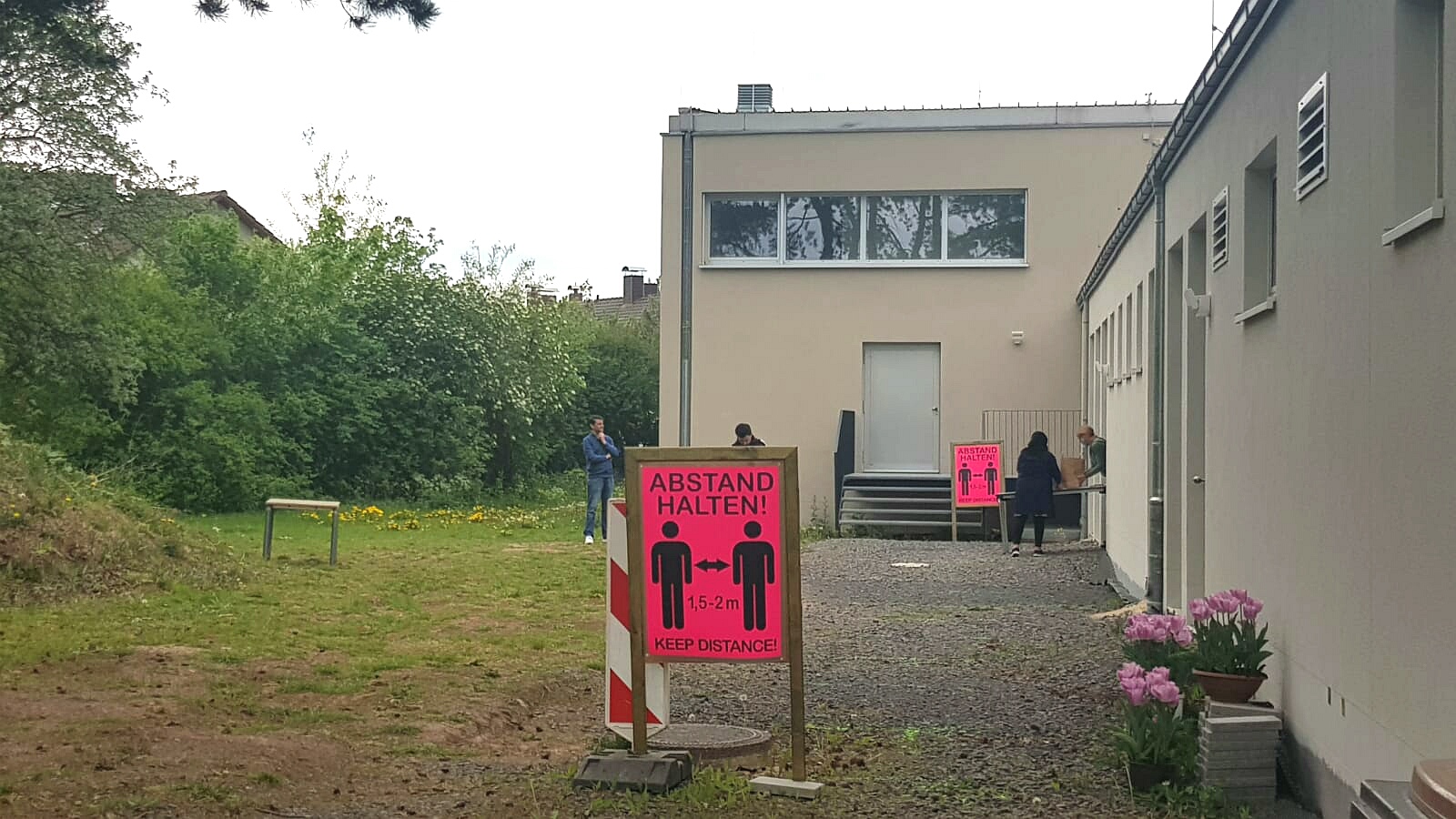 Tafel draussen Plakat und Tische