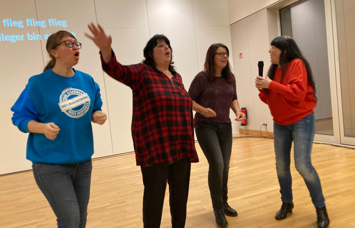 Erkennt man hier nicht sogar den Titel des Songs (Ich flieg…flieg…flieg wie ein Flieger…)?