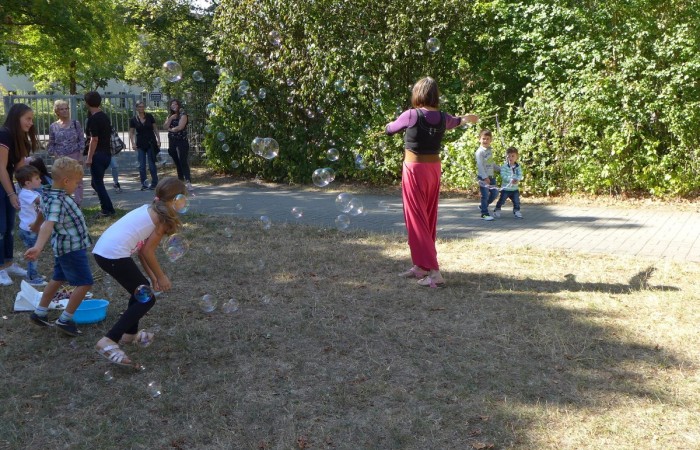 Riesen Seifenblasen - engagierte Bewohnerin