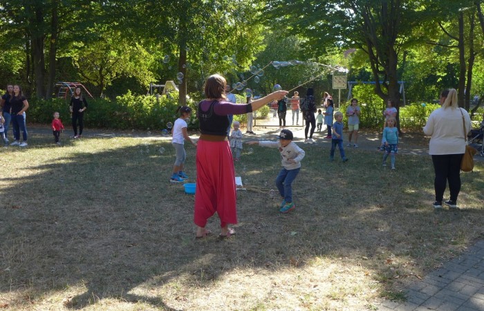 Riesen Seifenblasen - engagierte Bewohnerin (Bewohner-Treff)
