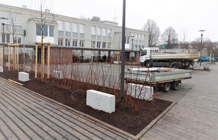 Parkplatz und Begrünung vor dem Bürgerzentrum